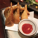 嬉々 わらまさ - ＢＡＮＫ特製メニュー：キーマカレーチーズ春巻き（480円）とお造り盛り合わせやっ(･∀･)ｼﾗﾝｹﾄﾞ!!!!!