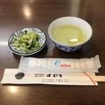 とんかつオゼキ本店 - お茶と一緒にお漬物も出てくる