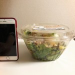 Salad Deli Margo - iPhone6と比べるとこのくらいの大きさのカップです