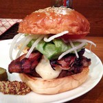 アイコウシャ - マッシュルームバーガー+ベーコン追加（接写）