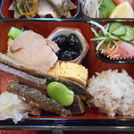 割烹料理　壽か乃 - 汁けのない揚げ物など（ハモの梅肉巻）、ﾛｰｽﾄﾋﾞｰﾌ、黒豆など１２品