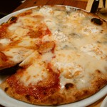 ピッツェリア パーレンテッシ - クアットウロ・フォルマッジ&カラブレーゼのハーフ&ハーフ