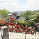 階段からお店を望む