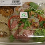 Green gourmet エミオ武蔵境店 - 30品目が摂れるサラダ弁当(税込\993)
                                こっちはビールのつまみに♡