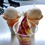みんなカモーん - 料理写真:クラゲソフトクリーム（ミックス）＆ クラゲアイス類