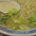 スープは澄み切り