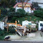 峠の茶屋 アザセボラ - 外観です、写っている緑の車がアタクシの愛車、犬はこちらの飼い犬です