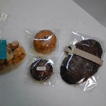 コーヒーと焼き菓子のお店　ｊｏｉａ - 左から時計回りに。コメクッキー・スコーン・リーフ・ガレット。