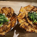 どんぴしゃり - 右)炭焼豚丼(大)890円　　左)炭焼豚丼(並)780円