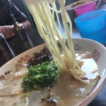 なかむら亭 - チャーシューメンの麺リフト