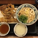 丸亀製麺 - ぶっかけ冷やし(並)¥290 イカゲソ天¥160×2 ・ちくわ天¥110 。手前の小鉢は うどん券でもらった トッピングの 大根おろし。