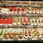 なかしま - ショーケース左