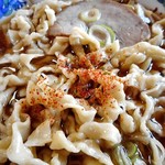 ケンちゃんラーメン - 中華そば（普通・油ぽく・こい口）（七味唐辛子）をふって