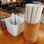 ケンちゃんラーメン - 卓上に常備された調味料類