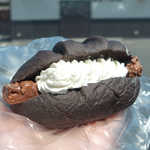 ブラックサンダーコッペ（￥200）。1本丸ごと入ったサンダーの、さくさく感がたまりません♪