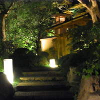 東京 芝 とうふ屋うかい - 外観の二の門の風景です