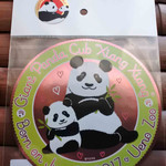 上野動物園 プチカメレオン - グッズはお目当てのシャンシャンのクリアファイルやポストカードはどれも品切れでなんとか買えたのがこちらのステッカー。親子ツーショットでこちらもXiangXiangのお名前と誕生日入り。お土産にぴったり～