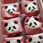 上野動物園 プチカメレオン - 包み紙にもシャンシャンのイラストが描かれてるよ。
      シャンシャンのお顔の特徴をよくとらえていて、
      とってもかわいい～。