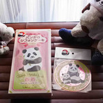 上野動物園 プチカメレオン - 上野動物園の売店で買ったお土産も紹介するね。

ちびつぬ「パンダのシフォンケーキとステッカーよ～」