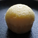 上野動物園 プチカメレオン - シフォンケーキはパンダ団子のようなビジュアルだね。
      ふわっとした生地で中にクリームが少し入ってて、
      美味しかったよ。