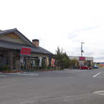 松月堂 - 国道6号沿い、和洋菓子の「松月堂」。広い駐車場を有し、気軽に立ち寄れる雰囲気だ