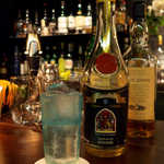 バーポラリス - バナナリキュールとブルー・トニックを合わせた「ラムネ風」のカクテル。マスターの遊び心が光ります