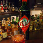 バーポラリス - アーティチョークのリキュール「チナール」。ロックでいただくと、マイルドな苦みを楽しめる