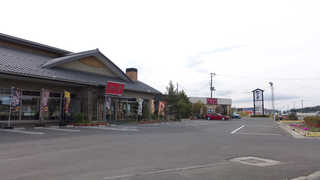 松月堂 - 国道6号沿い、和洋菓子の「松月堂」。広い駐車場を有し、気軽に立ち寄れる雰囲気だ