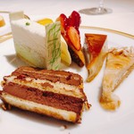 アピシウス - 2018.4.  オペラ・クリームチーズとピスタチオのムース・フレッシュマンゴーのケーキ・イチゴのチョコレートタルト・クラシックプディング・青リンゴのタルト