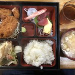 箸膳 - 刺身盛り、サラダ、ヒレカツ、コロッケ900円
