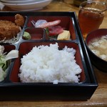 箸膳 - 刺身盛り、サラダ、ヒレカツ、コロッケ900円
