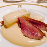 アピシウス - 2018.4.  温かいホワイトアスパラガスと鴨の燻製パイ重ね焼き マルテーズソース