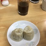 味の三平 - 焼売2個o(^_^)oソースでどんぞとの事