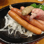 日本酒バル YODARE - ソーセージ盛り合わせ