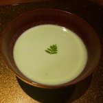 野菜割烹 あき吉 - 椀物：空豆の冷製すり流し 木の芽