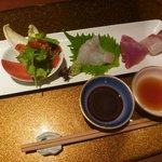 野菜割烹 あき吉 - お造り：本日の鮮魚三種盛り、あしらい一式