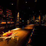 バー カヴァロ - [2F]広々としたバーカウンターはあえて7席のみ