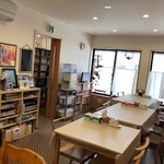 アッコカフェ - 生活観のある店内は我が家のような落ち着き