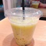 イータリー - ミックスジュース「キウイ、レモン、蜂蜜」Mサイズ(税込453円)