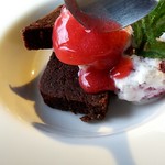 K.Cダイニング - ま～るい苺のムースを潰すと・・・♡