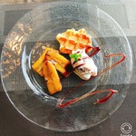 K.Cダイニング - Xmas•┈┈＊自家製ワッフルとバナナのキャラメリゼ
      松ぼっくりさんのミルクジェラート. 干し柿のラム酒仕上げ