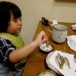 すし屋のこう多郎 - 豆あじ唐揚げは塩をつけて・・・