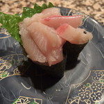 本日のお勧めは本日の切り落としで、奇しくもハマチだった。ハマチ一切れより量が多いのでお得で美味しい