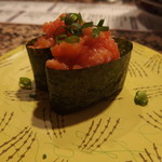 根室花まる - サーモン中落ちは脂が乗っていてとろけます