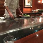 ステーキハウスハマ - 焼き手さんが油を敷く。