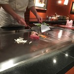 ステーキハウスハマ - 焼いています。