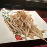 ステーキハウスハマ - もやし。ステーキソースで。