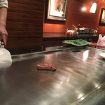 ステーキハウスハマ - 肉を焼く。