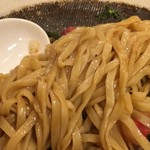 饗 くろ喜 - 一度洗ってぬめりを取ったあと再度温められた平打ち自家製麺