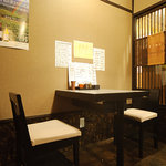 Sumibi Kushiyaki Kokkoya - テーブル席。・＊